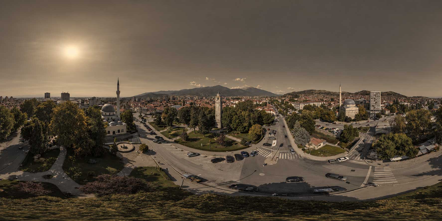 Панорамска фотографија од раскрсница во старата чаршија.
