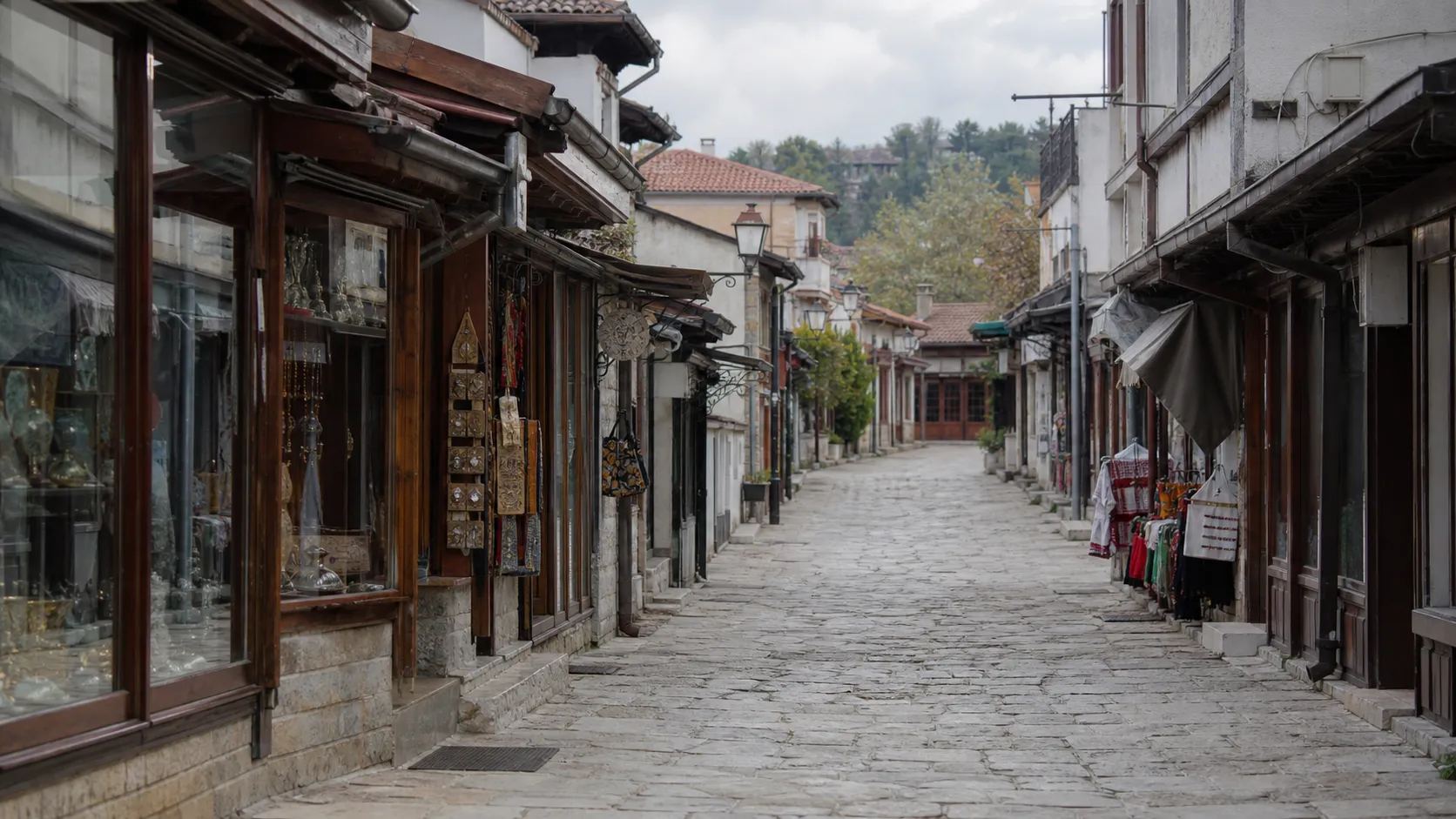 Калдрмисана уличка во старата битолска чаршија со дуќани од двете страни.